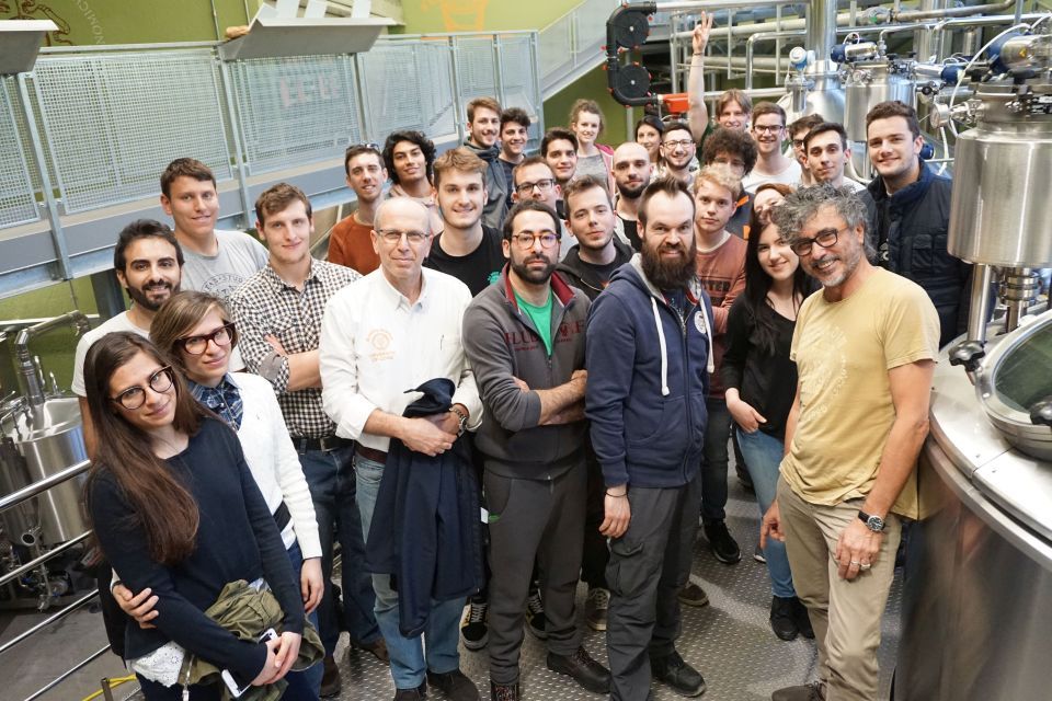 Gli studenti con, al centro da sinistra, Stefano Buiatti, Paolo Passaghe, Stefano Bertoli e Teo Musso