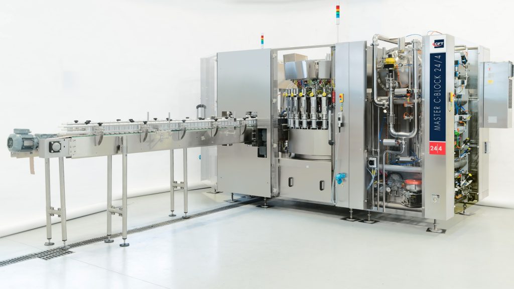 La MASTER C BLOCK: un sistema automatico di riempimento e aggraffatura caratterizzato da tecnologia a flussimetri con elevata precisione di riempimento e con regolazione centralizzata